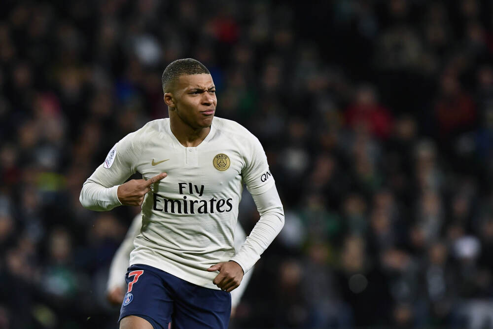 西甲疯狂夜！巴萨反超皇马登顶，马竞连胜冲刺榜首！